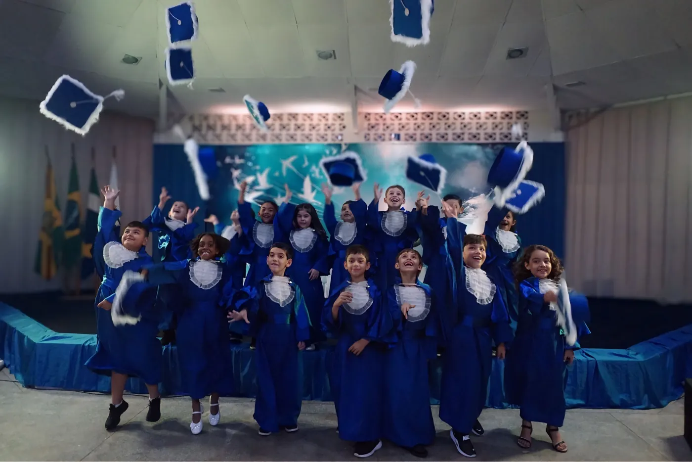 Turma da Educação Infantil do Cefron jogando o capelo para o alto na formatura