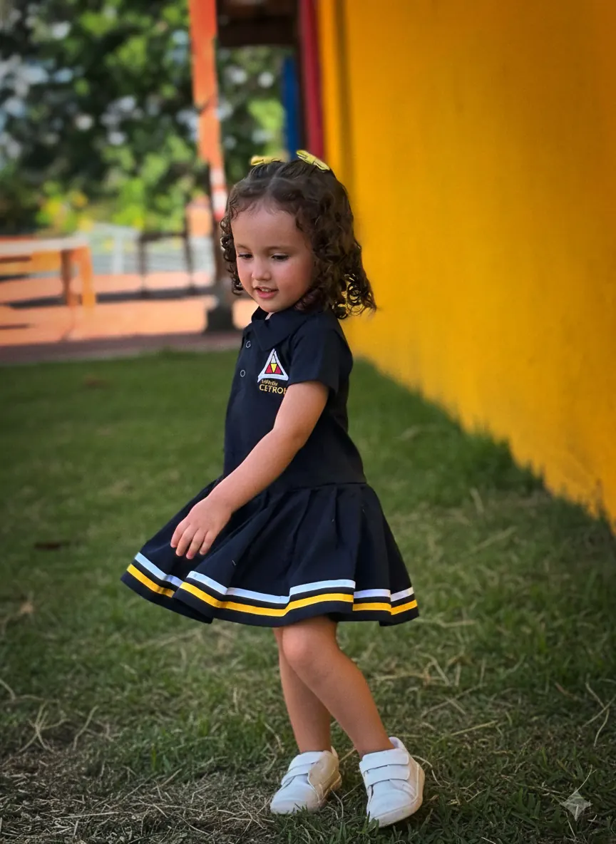 Criança brincando no pátio externo do Colégio Cefron